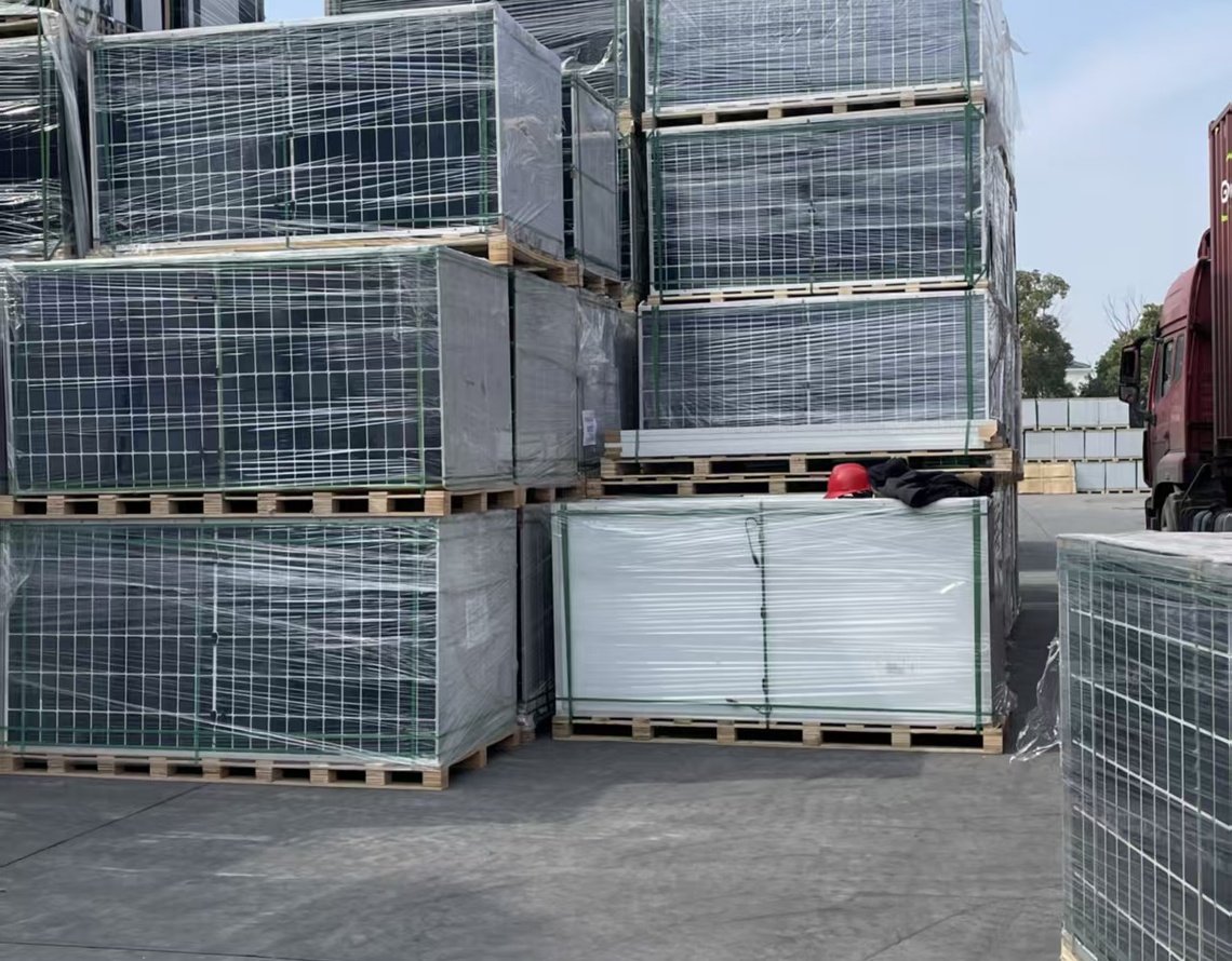 700w solar panel 40hq container