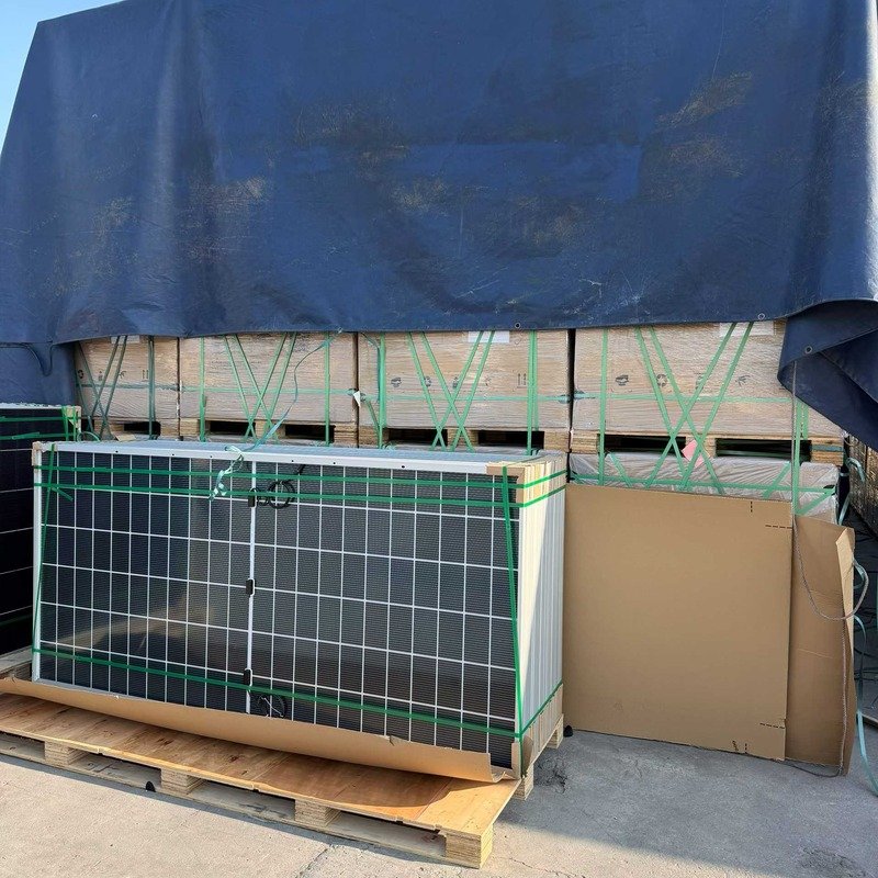 Warehouse-show-of-solar-panels-in-pallet Warehouse show of solar panels in pallet